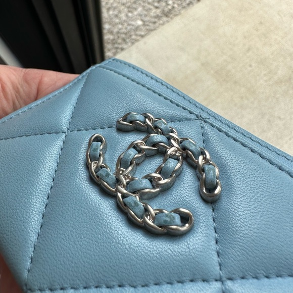 CHANEL Lambskin Quilted Chanel 19 Card Holder - Picture 8 of 12